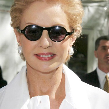 Carolina Herrera aprueba la tendencia de la primavera 2026: llevar pantalones blancos holgados con alpargatas color rojo 