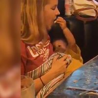 Haciendo equipo: el tierno vídeo de un bebé alimentado a su madre mientras ella lo amamanta 