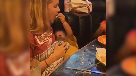 Haciendo equipo: el tierno vídeo de un bebé alimentado a su madre mientras ella lo amamanta