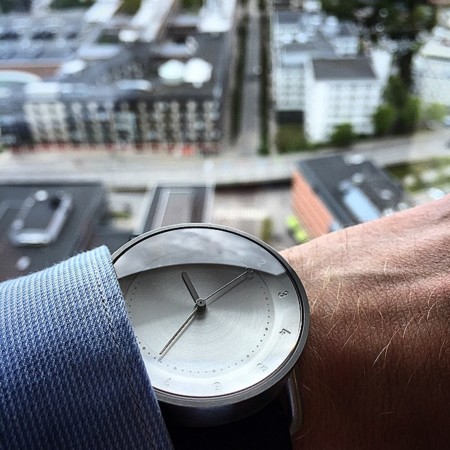 El reloj No.2 de TID Watches: minimalismo de acero y piel