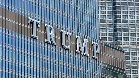 Trump, a dos manos: hace efectiva la guerra tarifaria contra Europa y podría vetar a Daimler del mercado en EE.UU