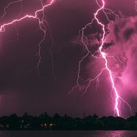 Con tormentas como las de Cataluña y Aragón, siempre hago lo mismo: desconectar todos los cables de la tele. Tiene su explicación