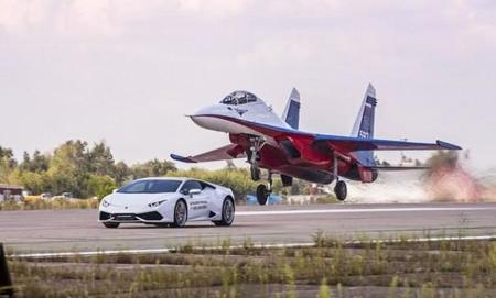 Video: Lamborghini Huracán vs avión de combate
