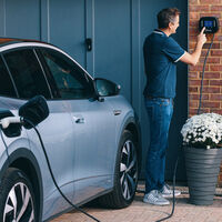 Airbnb subvencionará la instalación de cargadores para coches eléctricos en sus alojamientos. Los turistas que lo piden les generan más ingresos