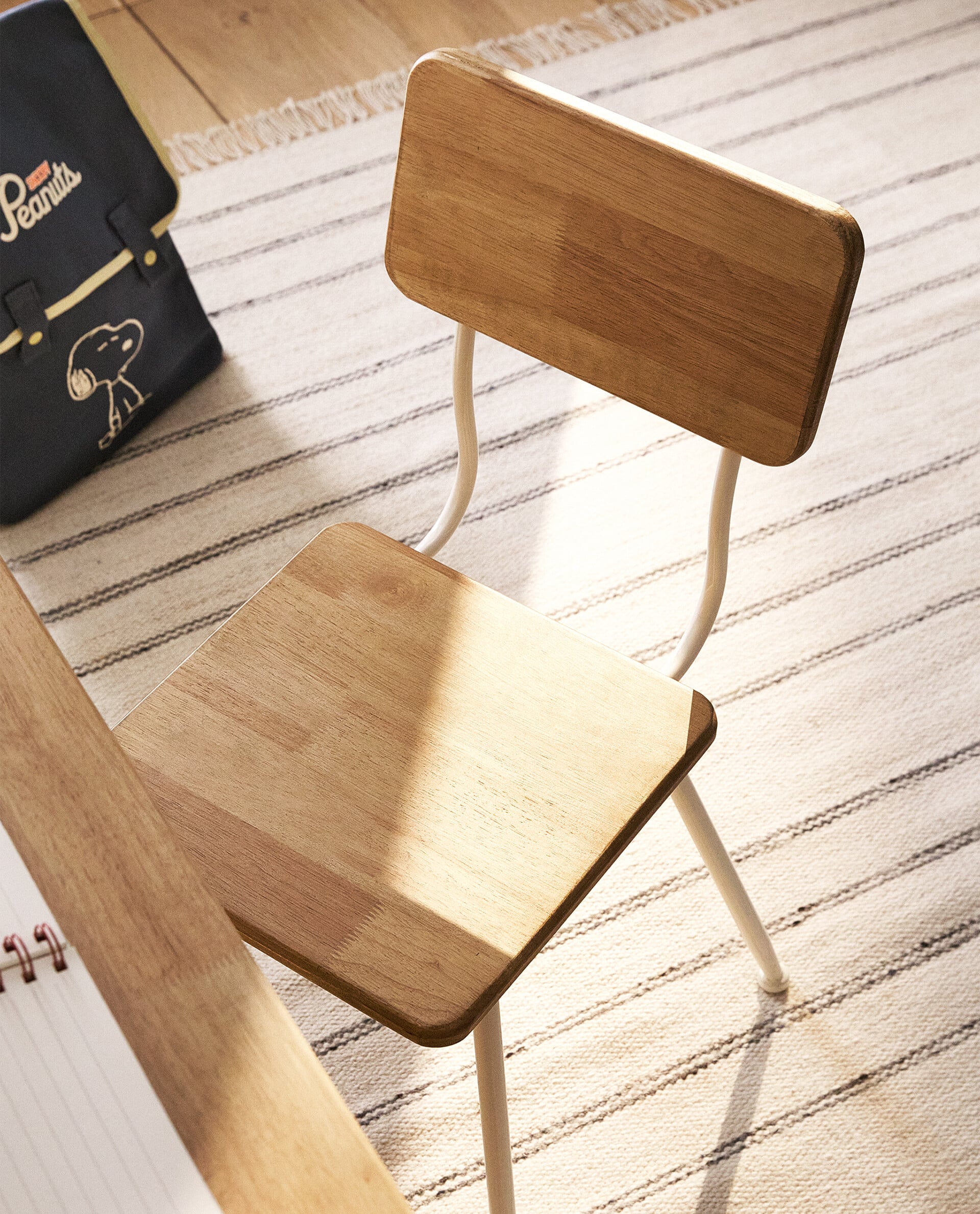 Silla infantil de escritorio fabricada en madera con estructura de metal.