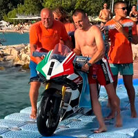 Ata un paracaídas a su Ducati de 75.000 euros y se pone a hacer parapente sobre el mar con ella. Spoiler: sale mal