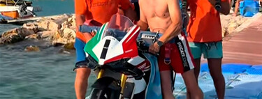 Ya tenemos al loco del verano: ata un paracaídas a su Ducati Panigale V4 de 75.000 euros y se pone a hacer parapenting sobre el mar con ella 