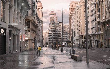Esta es la verdadera fotografía de la Gran Vía de Madrid solitaria, obra de Ignacio Pereira, que VOX ha manipulado sin permiso