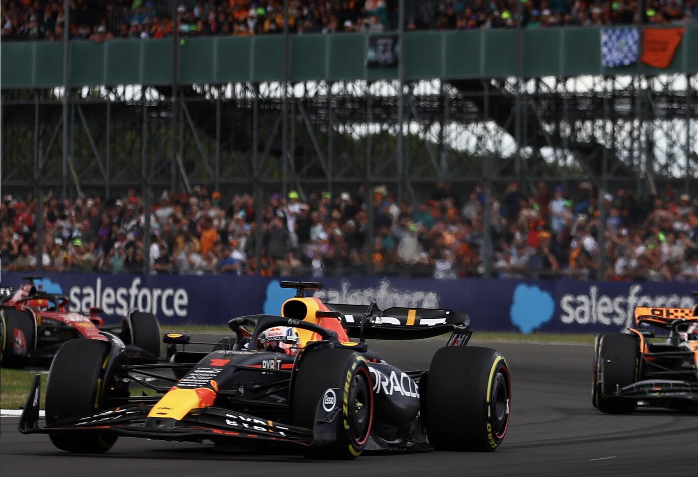 Max Verstappen controla a Lando Norris, Ferrari la pifia y el Aston Martin de Fernando Alonso se desinfla