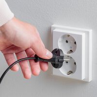 Pelo bem da sua casa e do seu bolso, tire esses itens da tomada antes de viajar 