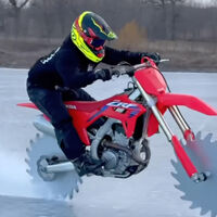 Surcando un lago helado con una moto con cuchillas. La última locura que Darwin quiere que veas antes de acabar hundida