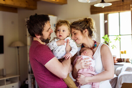 Cómo "sobrevivir" a los primeros años de crianza cuando tus hijos se llevan poca diferencia de edad: mis consejos imprescindibles