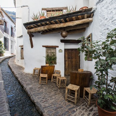 Ni Frigiliana ni Vejer: el pueblo blanco casi desconocido de Andalucía para disfrutar de paseos tranquilos y comer rico