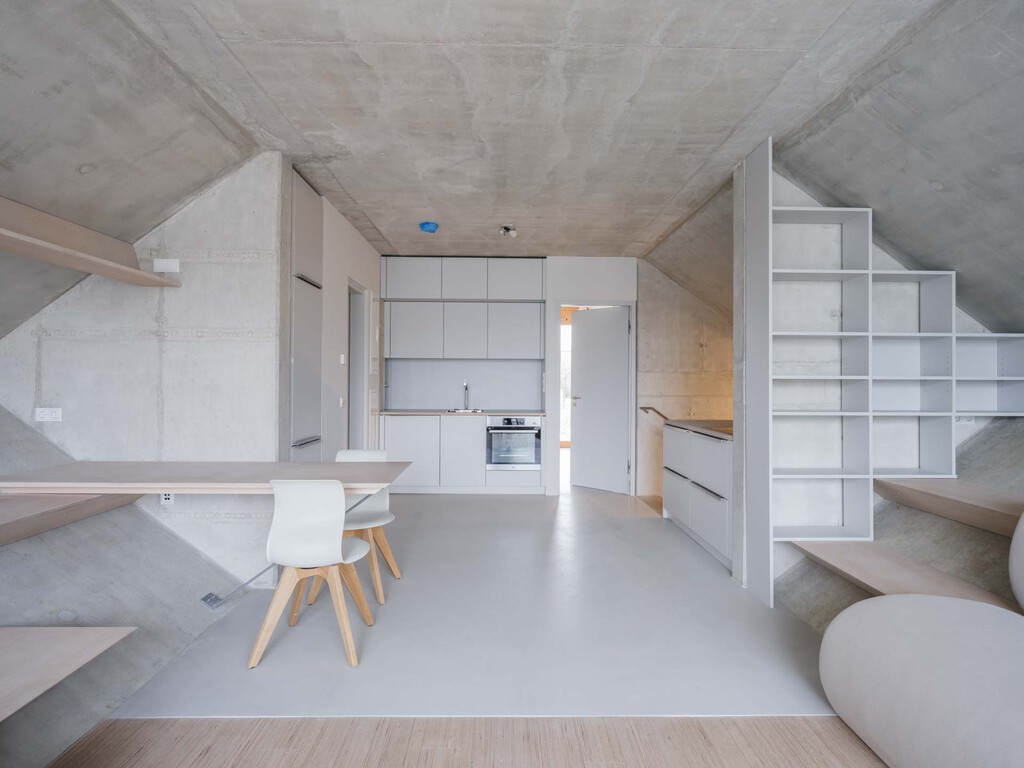 Parece un búnker, pero es lo último en viviendas prefabricadas con formato colmena que llega desde Alemania