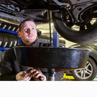 Si el aceite de motor de tu coche se vuelve negro al poco tiempo de cambiarlo no te asustes: está haciendo bien su función 