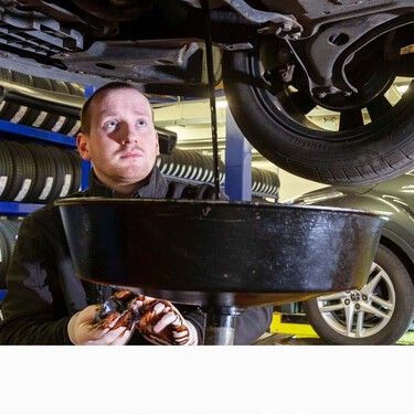 Si el aceite de motor de tu coche se vuelve negro al poco tiempo de cambiarlo no te asustes: está haciendo bien su función 