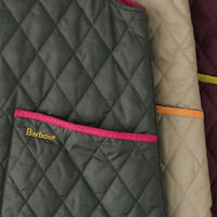 De casi 250 a menos de 60 euros: Barbour conquista una vez más con su nueva chaqueta impermeable de invierno  