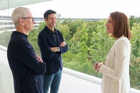 Tim Cook John Ternus Y Roberta Metsola