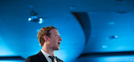 Zuckerberg pide a los gobiernos más regulación en Internet, y Facebook elimina 