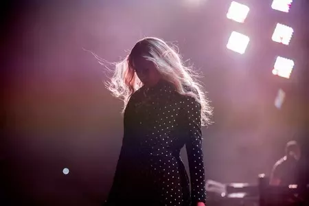 Beyoncé y su barriga de embarazada lo molan todo con este estilismo lampshading tan atrevido