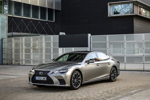 Probamos el Lexus LS 500h: una berlina de lujo híbrida que roza la artesanía para hacer sombra al Mercedes-Benz Clase S