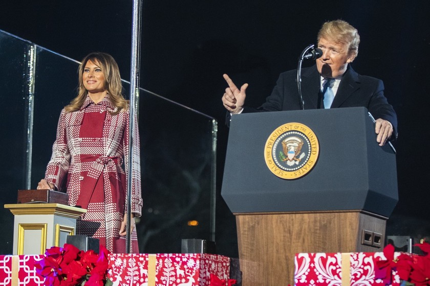Melania Trump enciende las luces de Navidad de la Casa Blanca con un abrigo ideal