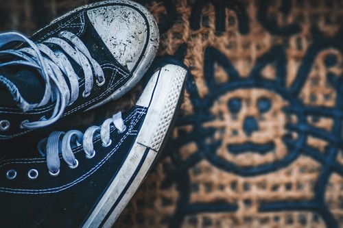 Las mejores ofertas con límite 48 en zapatillas de El Corte Inglés: Converse, New Balance y Guess más baratas