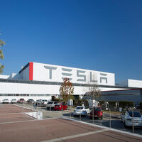 Elon Musk reconoce que están "bajo limitaciones extremas de la cadena de suministro" y señala a Bosch y Renesas como responsables