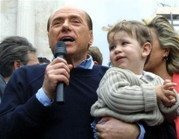 Los bebés besados por Berlusconi