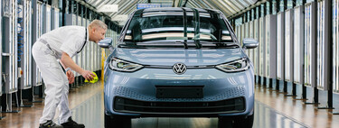 Volkswagen se está planteando lo inimaginable para salir de su crisis económica: fabricar autos de otras marcas, incluso de las rivales 