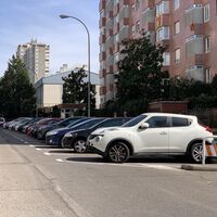 Es raro que te encuentres con un aparcamiento a la inversa en batería, pero tienen todo el sentido del mundo. Y deberían ser obligatorios