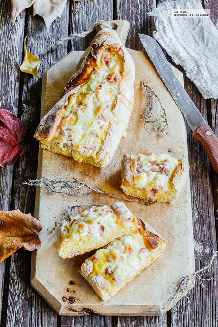 Baguette rellena de huevos con tocino. Receta para la cena