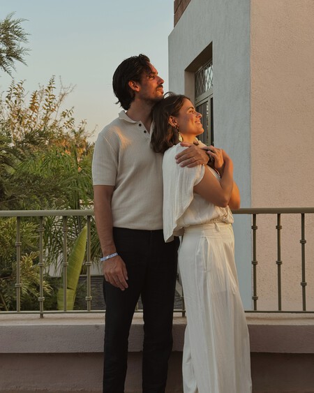 pareja mirando atardecer