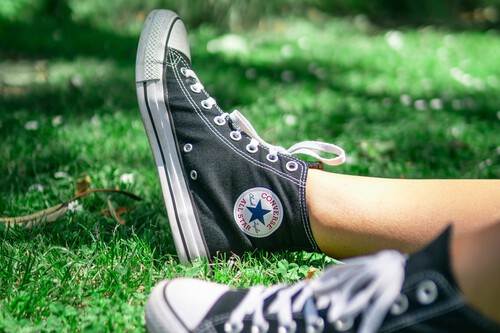 El outlet de El Corte Inglés echa el cierre a sus tiendas físicas dejando decenas de zapatillas Converse a más del 40% de descuento 