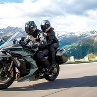 Kawasaki Ninja H2 SX SE+: 200 CV de sport-turismo supersónico con toda la tecnología posible