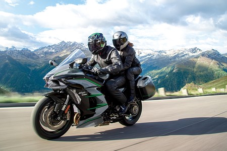 Kawasaki Ninja H2 SX SE+: 200 CV de sport-turismo supersónico con toda la tecnología posible
