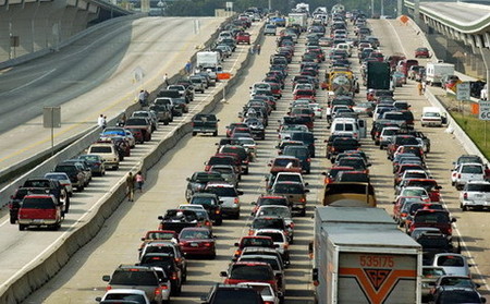 Cómo realizar una evacuación en coche ante una catástrofe natural