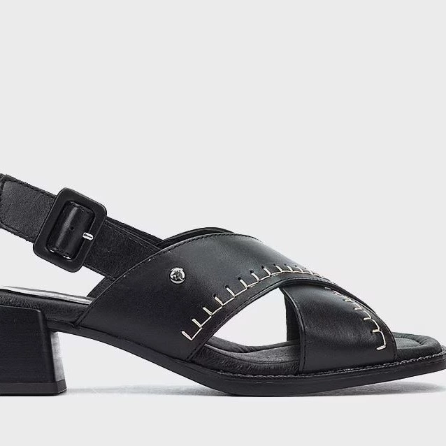 Sandalias de mujer de piel con cierre de hebilla

