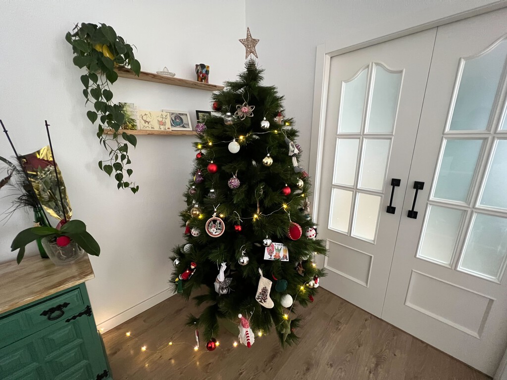 Monté el árbol de Navidad sin enchufes cerca. Así que el USB del router acudió a mi rescate