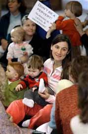 Protesta de madres a favor de la mujer que amamantaba a su bebé en el avión