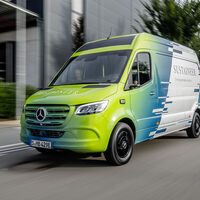 Esta furgoneta eléctrica de Mercedes-Benz lleva paneles solares en el techo y es capaz de limpiar el aire mientras circula