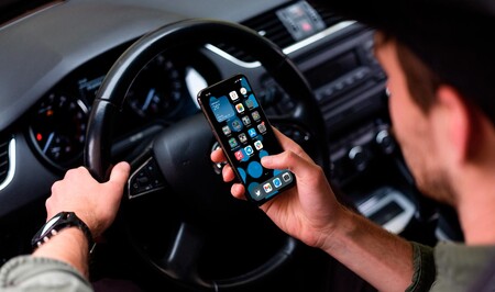 El móvil en el coche y las multas: qué está prohibido y qué no