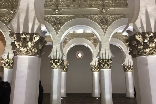 La sinagoga de Santa María la Blanca de Toledo y sus contradicciones