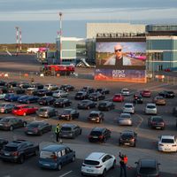 Raves y aeropuertos convertidos en autocines: el coche cobra protagonismo en el ocio durante la pandemia