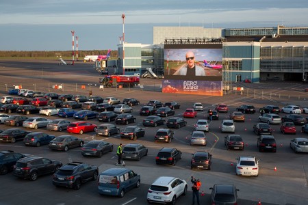 Raves y aeropuertos convertidos en autocines: el coche cobra protagonismo en el ocio durante la pandemia