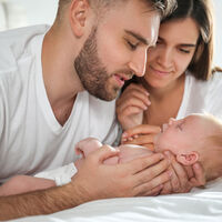 El cerebro de las madres cambia al tener hijos. La ciencia confirma que el de los padres también