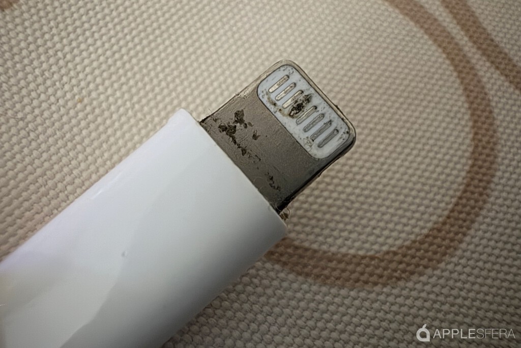 Que el cargador del iPhone esté negro no es buena señal. Y se debe a que no siempre cargamos bien el móvil 