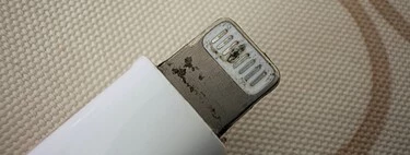 Que el cargador del iPhone esté negro no es buena señal. Y se debe a que no siempre cargamos bien el móvil 