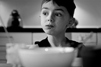 Los bebés y los niños toman demasiadas proteínas