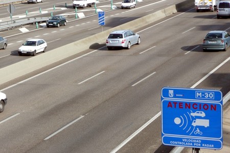 La DGT controlará las carreteras este verano con 15 furgonetas camufladas y un amplio arsenal de radares, helicópteros y cámaras
